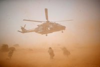 13 kolegů Čechů zemřelo na misi v Africe. Po srážce vrtulníků truchlí i Macron