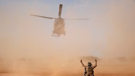 Při nehodě dvou vrtulníků v Mali zemřelo 13 francouzských vojáků, (ilustrační foto).