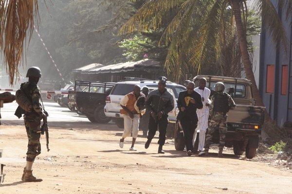 Teroristé v Mali zaútočili na luxusní hotel Radisson.