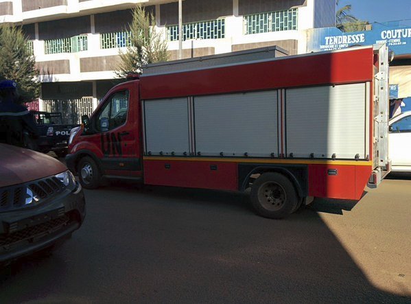 Teroristé v Mali zaútočili na luxusní hotel Radisson.