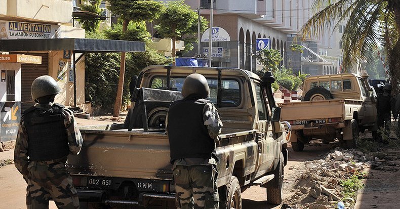 Teroristé v Mali zaútočili na luxusní hotel Radissson