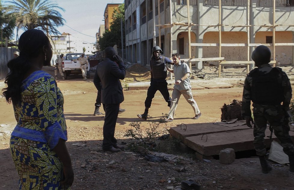 Útok na hotel v hlavním městě Mali: Osvobozený rukojmí s vojákem