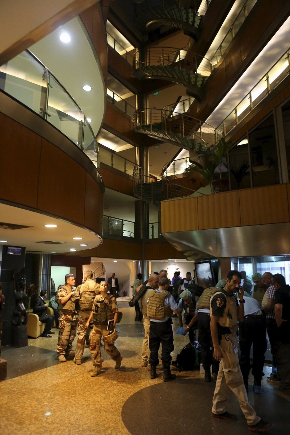 Útok na hotel Radisson Blu v hlavním městě Mali: Desítky mrtvých, po smrti i teroristé