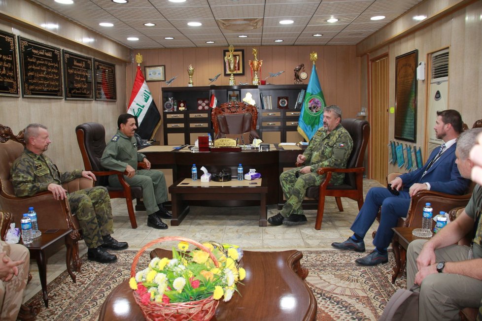 Náčelník generálního štábu Aleš Opata (na křesle vpravo) navštívil české vojáky v Iráku a Mali (listopad 2018)