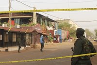 Islamisté zajali rukojmí v hotelu na Mali, pak začali zabíjet