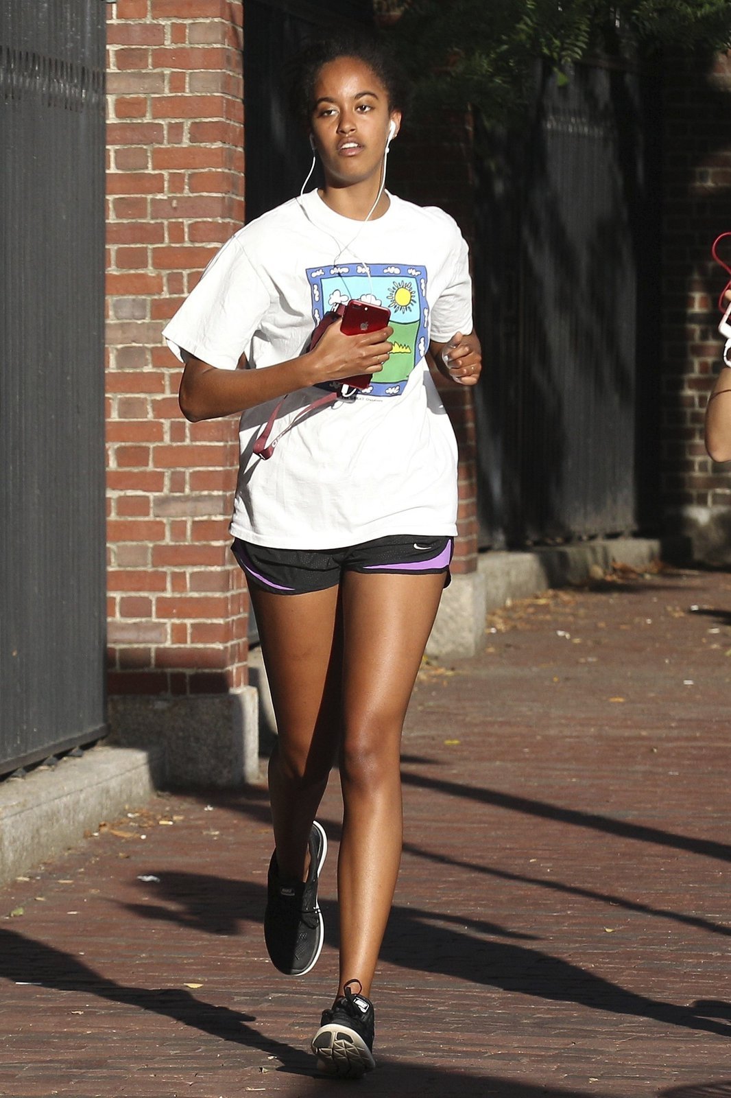 Obamova dcera na výklusu v ulicích Bostonu.