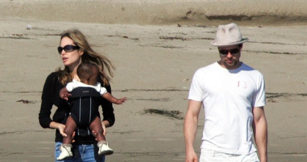 Brad Pitt a Angelina Jolie před lety s dětmi na pláži v Malibu
