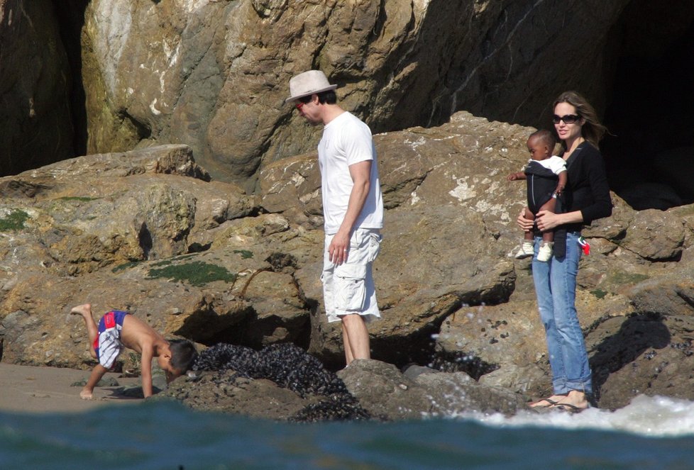 Brad Pitt a Angelina Jolie před lety s dětmi na pláži v Malibu.