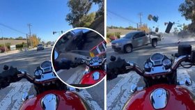 Šílenou nehodu v americkém Malibu zachytil motorkář na kameru.