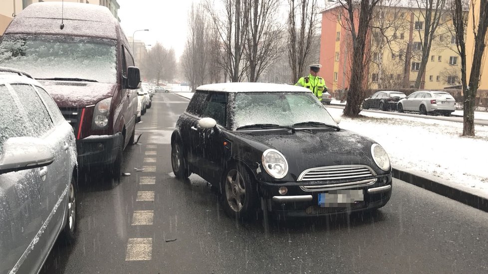 Podivná nehoda v Praze 6. Řidič z místa utekl.