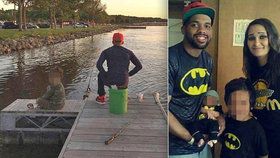 Malik Williams (†25) vzal šestiletého Jadena rybařit. Když chlapeček spadl do vody, skočil jeho otec okamžitě za ním, aby ho zachránil. Muž bohužel neuměl plavat a sám se utopil.