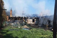 Požár rodinného domu v Malíkově: Zranili se dva lidé