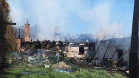 Při požáru rodinného domu v Malíkově se zranili dva lidé.