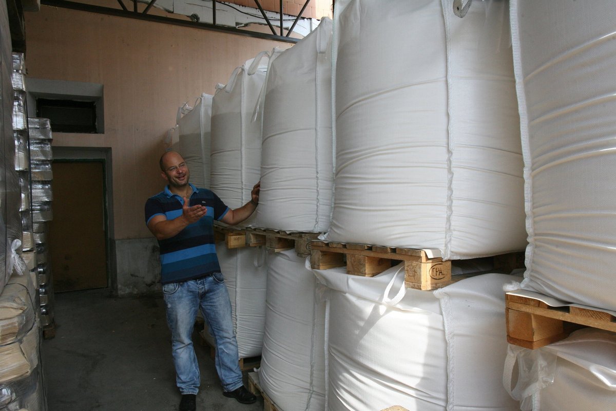 Gigantické zásoby cukru jsou jedním z předpokladů výroby limonád. Pavel Vavruška před obřími pytli.