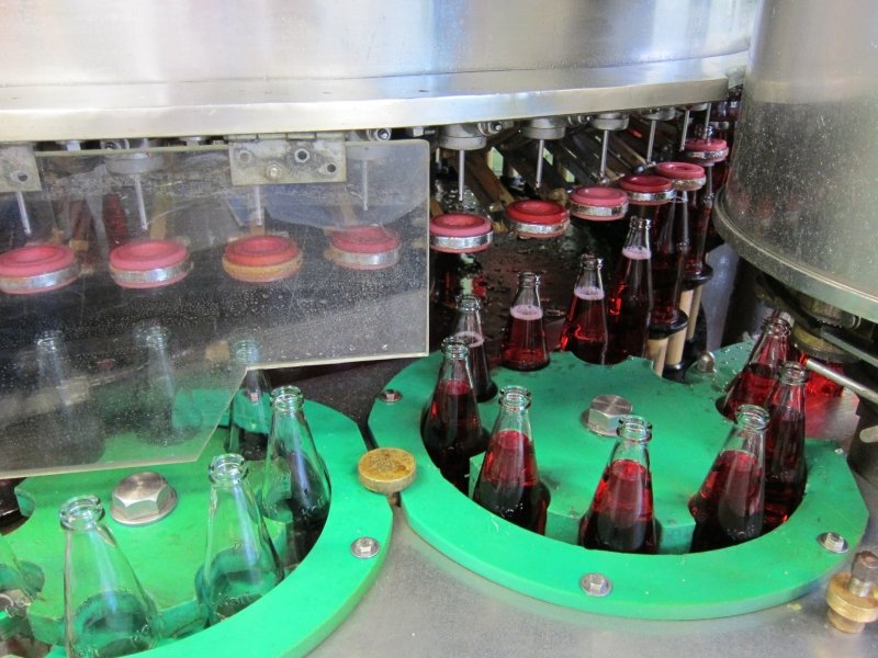 Samotné plnění probíhá rychlostí 200 lahviček za minutu. Ihned po naplnění jsou lahvičky zazátkovány.