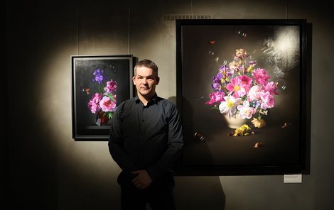 Tomáš Kubík s jeho olejomalbami Lasvit (vlevo) a Květiny a bubliny. 