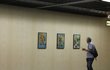Tři obrazy Daniela Geremuse v galerii v Japonském Kyoto, rok 2019.