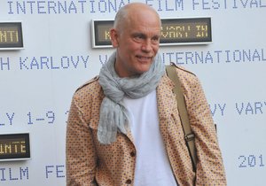 Malkovich přijel do Varů v saku podle vlastního návrhu, nechyběl chlebník přes rameno