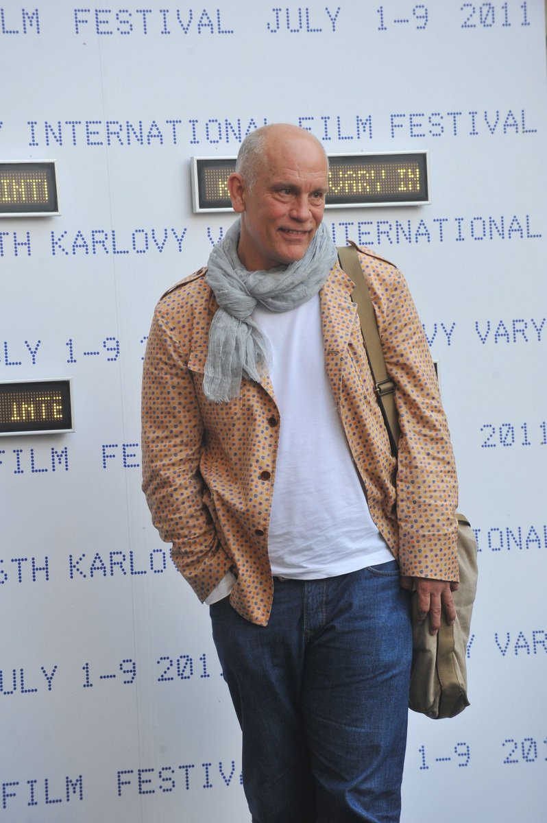 Malkovich přijel do Varů v saku podle vlastního návrhu, nechyběl chlebník přes rameno