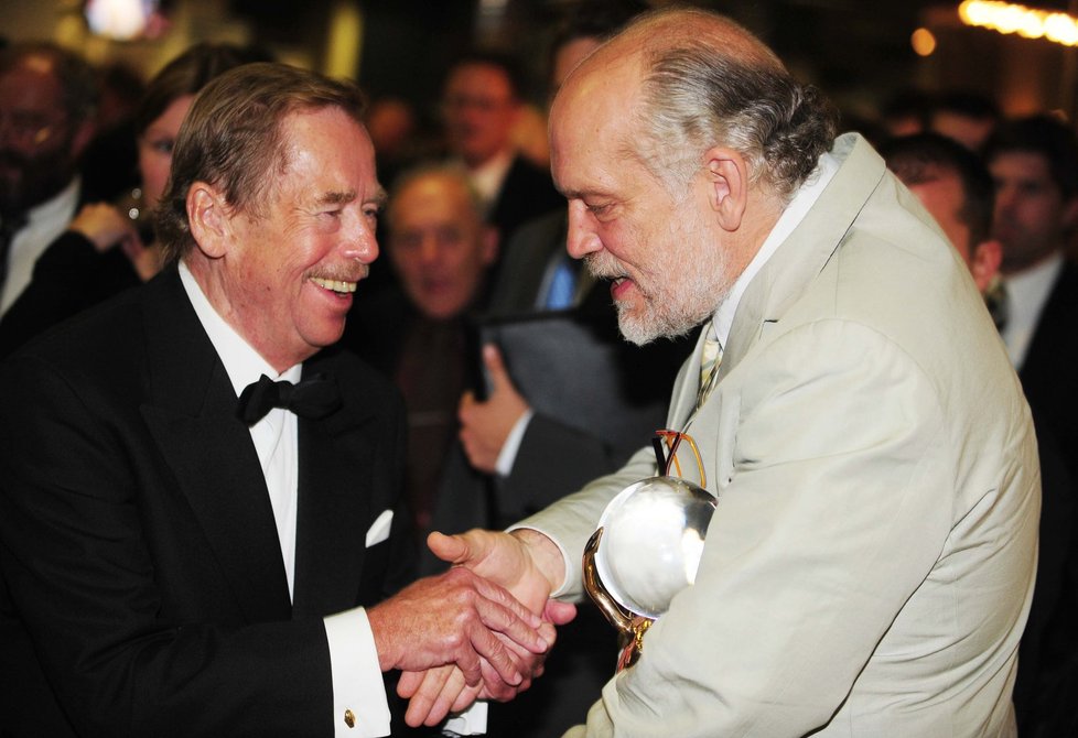 Pogratuloval mu i Václav Havel