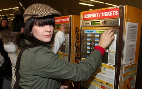 Marta si kupuje lístek do metra, aby pohodlně nakoupila. 