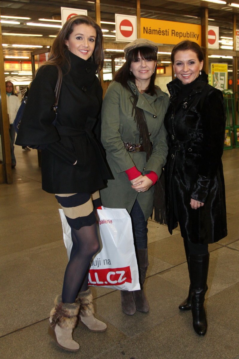Iva Kubelková, Marta Jandová a Dana Morávková šly nakupovat do metra.