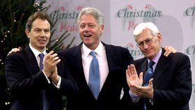 Bývalý severoirský vicepremiér Seamus Mallon (vpravo) zemřel ve věku 83 let. Na snímku s Tonym Blairem (vlevo) a Billem Clintonem.