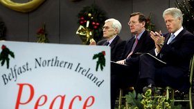 Bývalý severoirský vicepremiér Seamus Mallon (vlevo) zemřel ve věku 83 let. Na snímku s Billem Clintonem (vpravo).