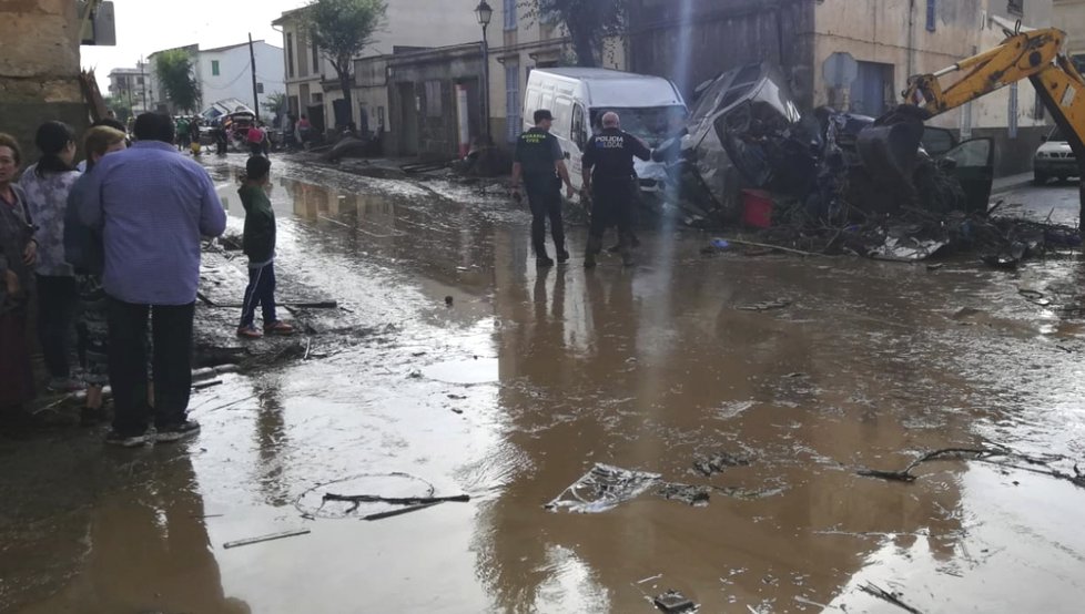 Bleskové záplavy, které se přihnaly i s ničivou bouří, zpustošily Mallorku.