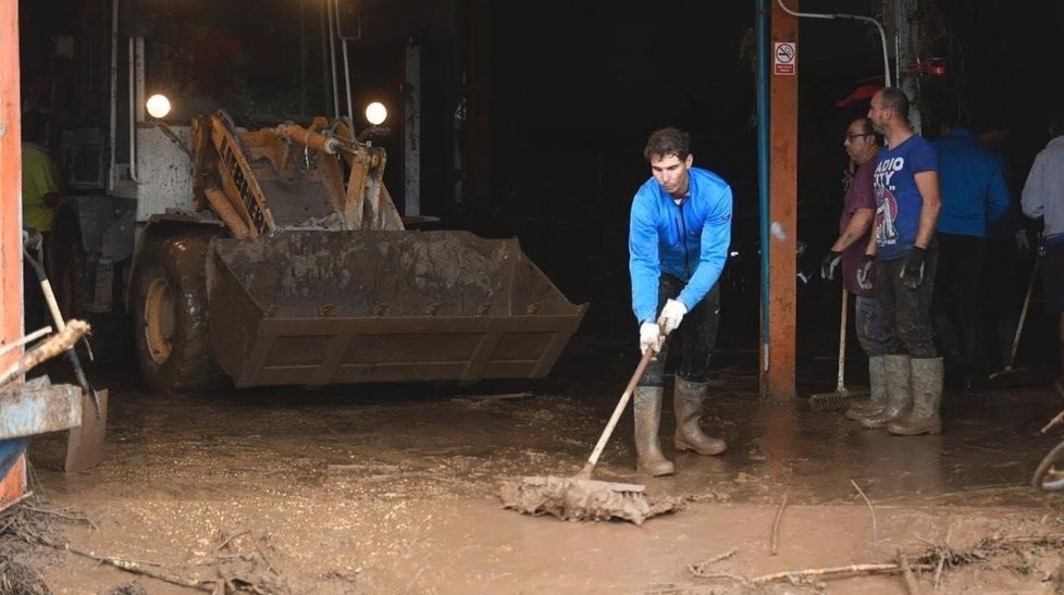 S odklízením škod, které na Mallorce způsobily záplavy, pomáhal také tenista Rafael Nadal.