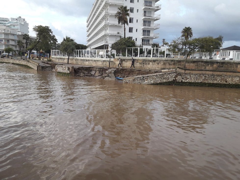 Ničivá bouře a bleskové povodně zasáhly španělskou Mallorcu.