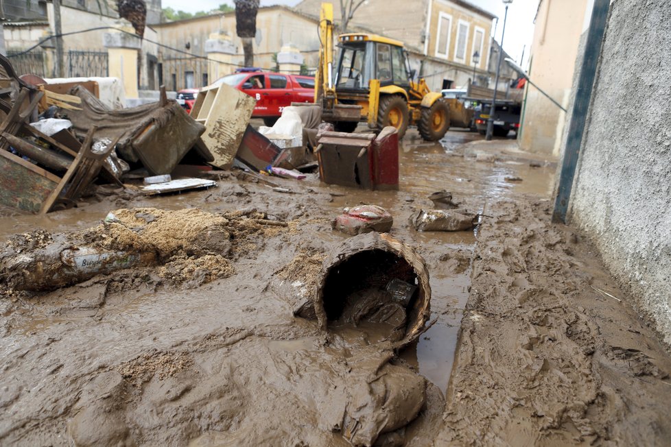 Bleskové záplavy, které se přihnaly i ničivou bouří, zpustošily Mallorku.