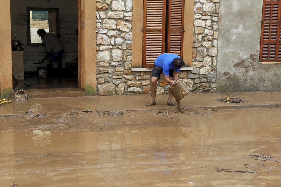 Bleskové záplavy, které se přihnaly i ničivou bouří, zpustošily Mallorku.