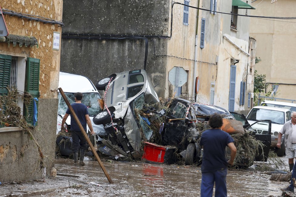 Bleskové záplavy, které se přihnaly i ničivou bouří, zpustošily Mallorku.