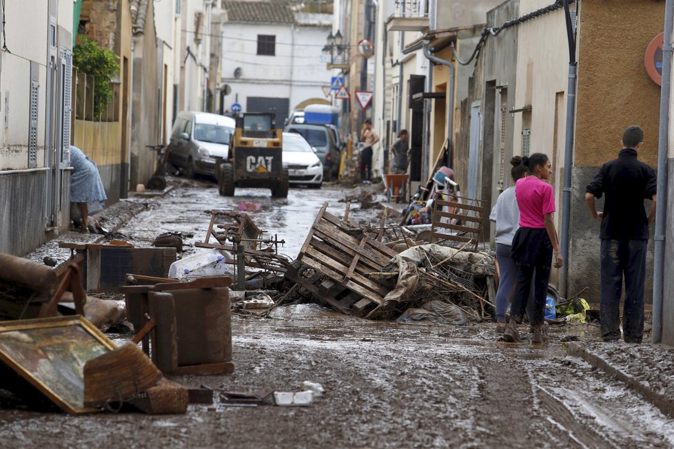 Bleskové záplavy, které se přihnaly i ničivou bouří, zpustošily Mallorku.