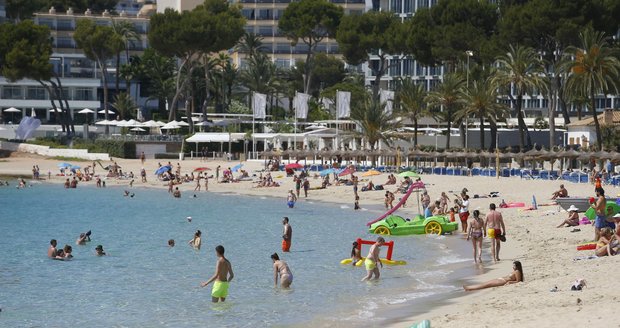 Problémy v oblíbené dovolenkové destinaci: Španělé zuří kvůli turistům, letoviska omezují alkohol