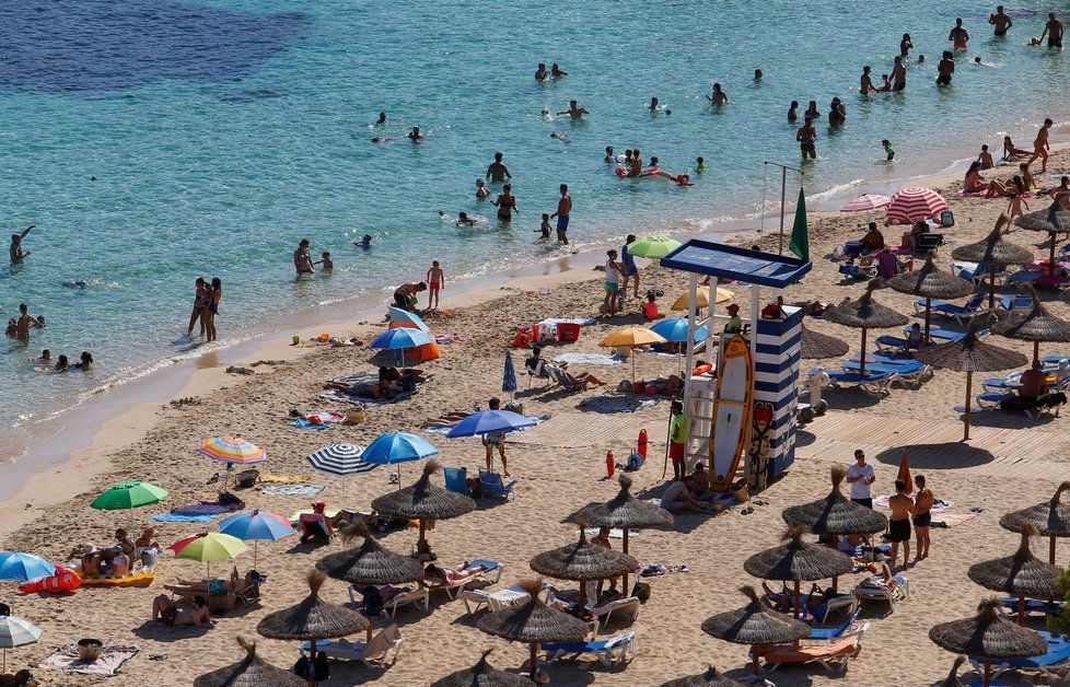 Na Mallorcu se pomalu vracejí turisté, brzy je ale čeká nová povinnost.