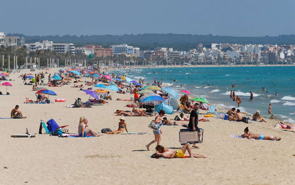 Na Mallorcu se pomalu vracejí turisté, brzy je ale čeká nová povinnost.