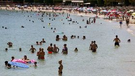 Plné pláže na Mallorce navzdory pandemii koronaviru (31.7.2020)
