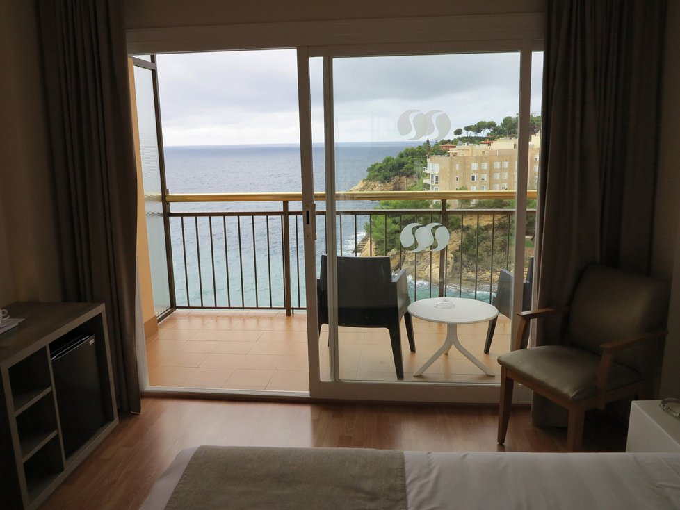 Z hotelů na pobřeží je krásný výhled na širé moře.