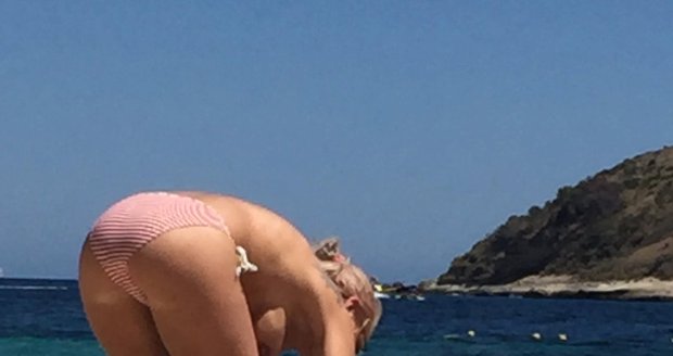 Na plážích ostrova Mallorca provokuje turisty.