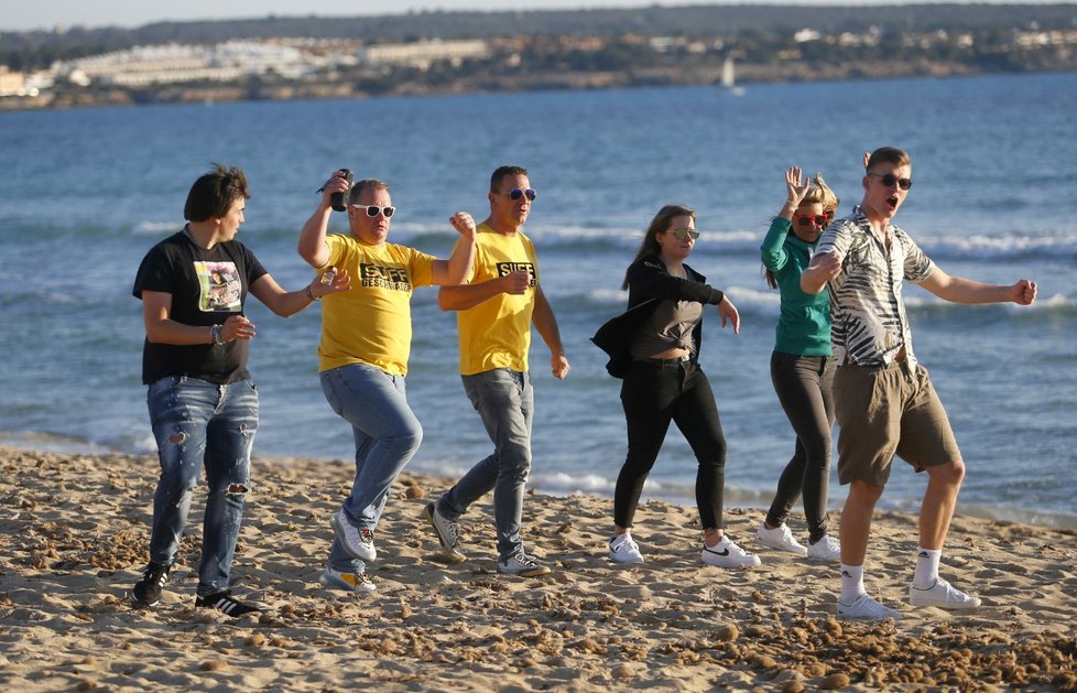 Němečtí turisté na španělské Mallorce (21. 3. 2021)