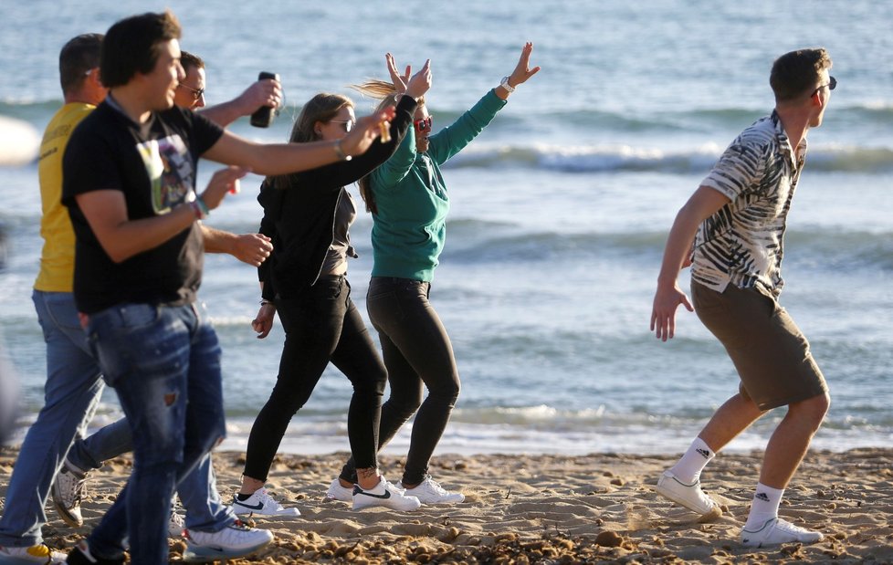 Němečtí turisté na španělské Mallorce (21. 3. 2021)