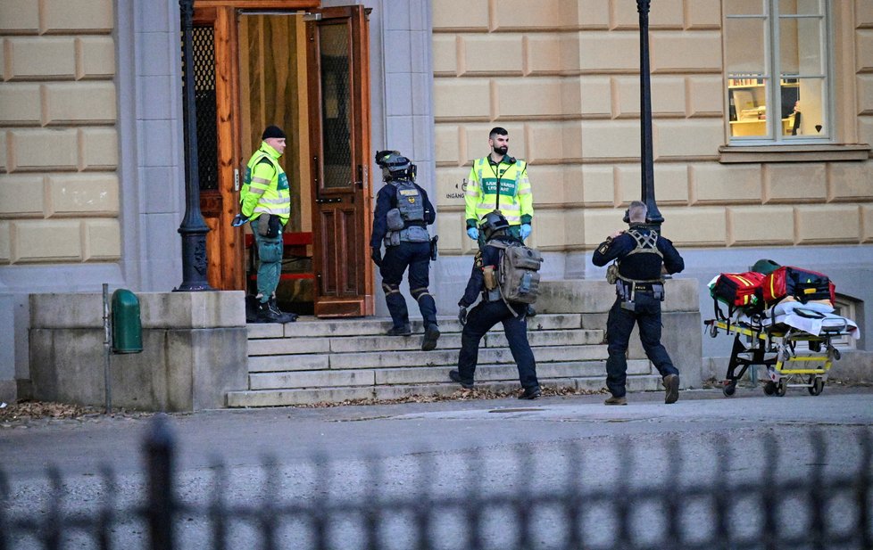 Při útoku nožem ve škole ve švédském městě Malmö zemřely dvě ženy.