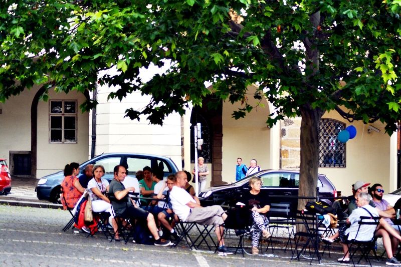 Lidé mohou od loňského května sedět také u stolků na Malostranském náměstí.