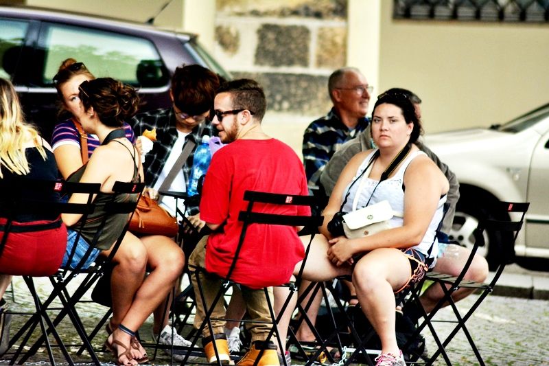 Malostranské náměstí je oázou klidu. Auta už jsou konečně pryč, těší se lidé vysedávající pod stromy.