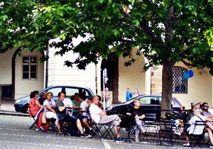 Stolky a židle se mají v Praze objevit na spoustě dalších míst.