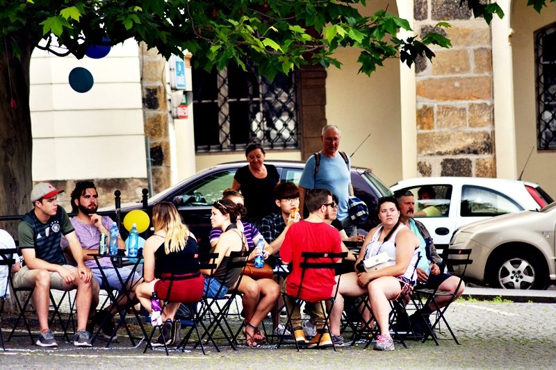 Lidé mohou od loňského května sedět také u stolků na Malostranském náměstí.