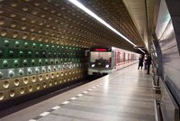 Zavřená stanice metra Malostranská kvůli eskalátorům: Cestující musí vystoupit jinde