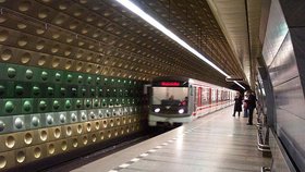 Barokní sochy a kované mříže: Je Malostranská nejhezčí stanicí metra v Praze?